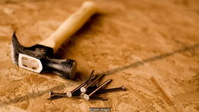 Papan partikel terdiri dari lem yang mengandung zat yang mudah terbakar