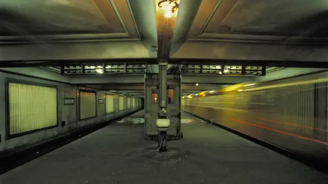 (GERMANY OUT) DEU,Deutschland,Berlin,23.05.1990, Rekonstruktion des U Bahnhofs Oranienburger Tor der UBahn Linie 6 unter Ostberliner Gebiet zu Wiederinbetriebnahme. Seit dem Bau der Berliner Mauer verkehrten die Zuege der Westberliner U-Bahn unter Ostberliner Stadtgebiet ohne Halt auf den sogenannten Geisterbahnhoefen. (Photo by Stiebing/ullstein bild via Getty Images)