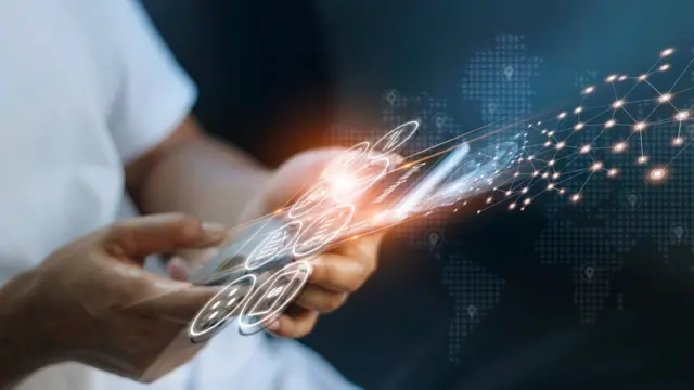 মোবাইল হাতে এক ব্যক্তি