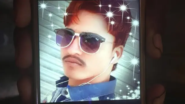 कुंवपरपाल की तस्वीर मोबइल में