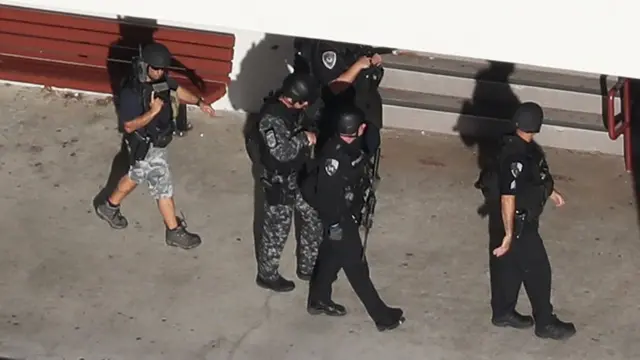Policías en la secundaria Stoneman Douglas
