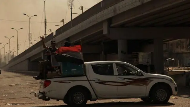 Soldados iraquíes patrullan alegremente las calles de Faluya, tras recuperar el control de la ciudad.
