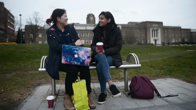 นอกจากงานประจำที่แผนกฉุกเฉิน ศศธร ยังทำงานอาสาสมัครเป็นที่ปรึกษาด้านอาชีพ ให้แก่นักศึกษาแพทย์ของมหาวิทยาลัยเบอร์มิงแฮมที่เธอจบการศึกษามาด้วย