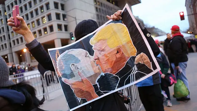 Cartel de Putin y Trum besándose