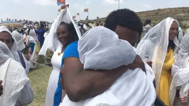 Ethiopian Yonas Fesseha akikumbatiana na binamu yake wa Eritrea