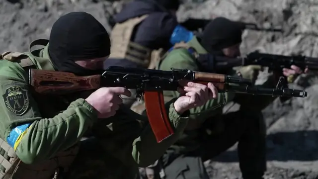 तैयारी यूक्रेन के लिए लड़ने की