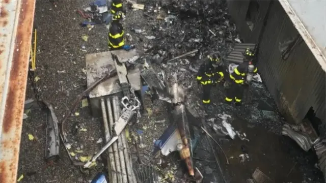 Mabaki ya ndege hiyo juu ya jumba la ghorofa