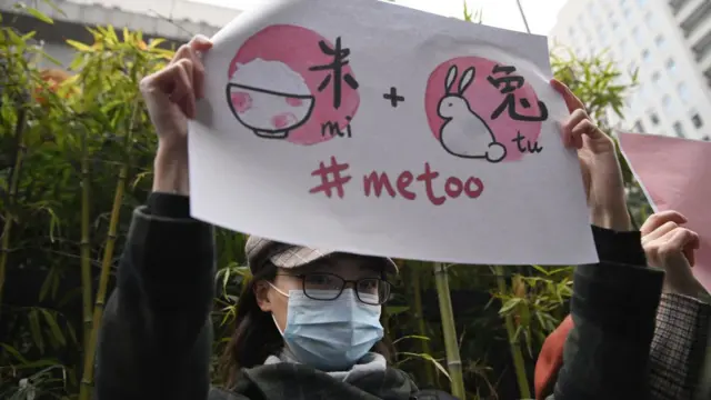 Chica con cartel de conejo + arroz