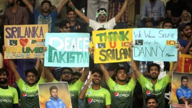 ශ්‍රී ලංකාවට තුති පුදන පාකිස්තාන් ක්‍රීඩාලෝලීන්