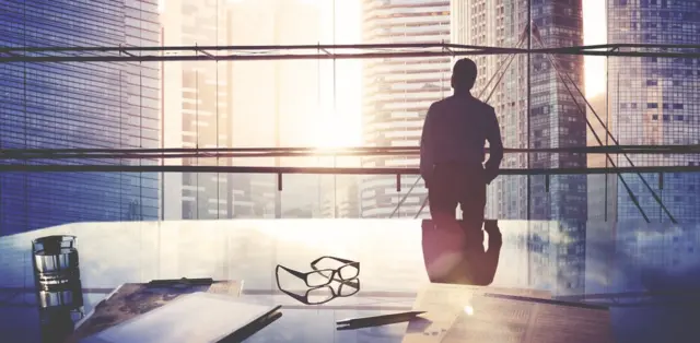 一名站在会议室的男子