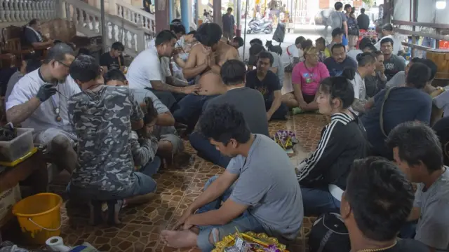 ผู้คนมารอสักยันจากอาจารย์สักชื่อดัง ที่มาสักยันต์ถวายครูบาอาจารย์ ในช่วงก่อนวันไหว้ครูหลวงพ่อเปิ่น