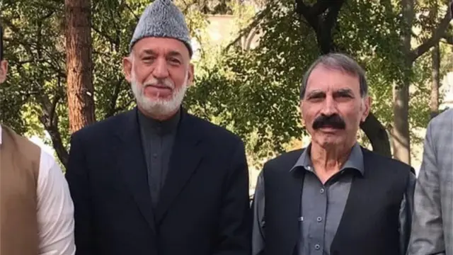 جنرال تڼی د ۲۰۲۱ کال اکتوبر کې له پخواني افغان ولسمشر حامد کرزي سره.