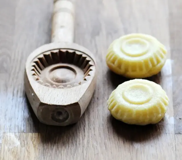 Oblici mamula se najčešće formiraju u drvenim modlama koje se zovu kalab