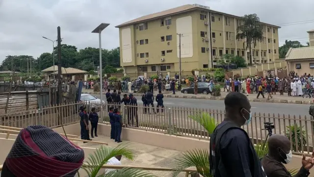 E be like say pipo pack for street as dem dey bury am