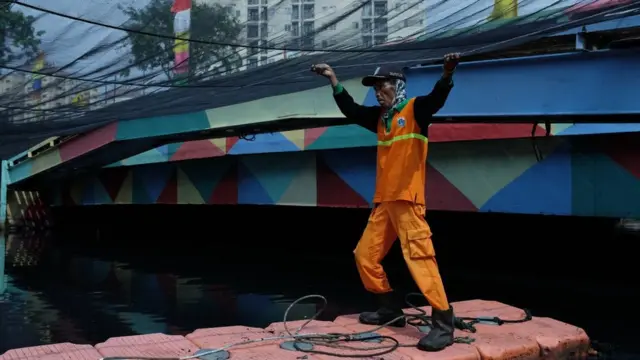 Petugas UPK Badan Air Dinas Lingkungan Hidup Josef Frans