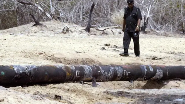 Policeman dey waka inspect oil pipeline wey explode