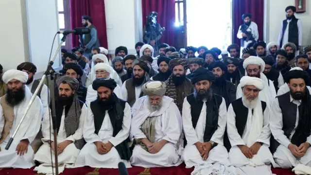 رهبری حکومت طالبان نماز عید فطر را در ارگ با رهبری حسن آخوندزاده، رئیس الوزرا برگزار کردند