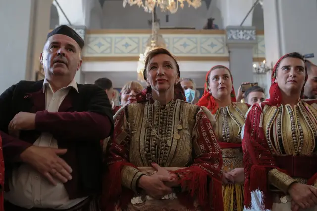 Venčanju u crkvi prisustvuju roditelji i najbliža rodbina mladenaca. Otkako Galička svadba postoji kao manifestacija, parovi koji će se venčati biraju se na konkursu a uslov je da barem jedan od mladenaca mora da vodi poreklo iz Galičnika.