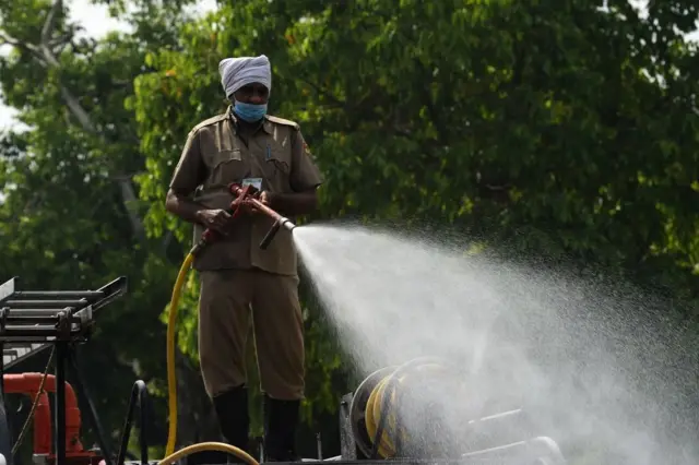 ဒေလီမှာ မီးသတ်ဌာနက ပိုးသတ်ဆေးဖျန်း