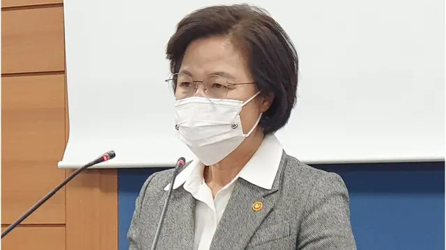 윤석열 총장 징계청구·직무배제' 명령 발표하는 추미애 장관