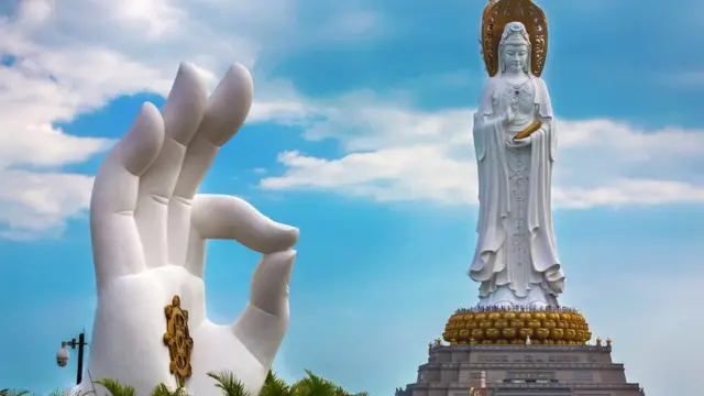 รูปปั้นเจ้าแม่กวนอิมในอุทยานวัฒนธรรมพุทธศาสนาหนานซาน ในมณฑลไหหลำของจีน