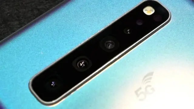 Samsung S10 5G memiliki tiga kamera foto dan satu sensor kedalaman 3D di sisi belakangnya.