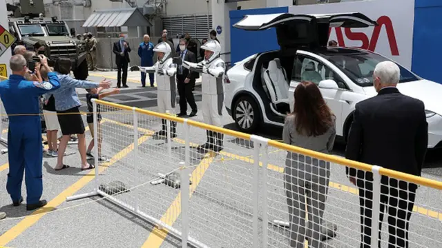 На стартовую площадку астронавты отправились в электромобиле "Тесла"