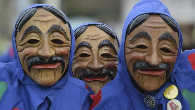 वेल अम राइन के कार्निवल में मुखौटे लगाकर शामिल हुए लोग.