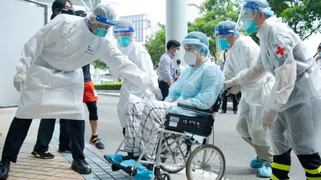 澳門方艙醫院跨部門演習中醫護人員運送「確診患者」抵達新型冠狀病毒感染社區治療中心（新華社圖片7/5/2022）