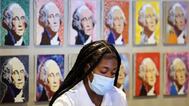 Empleada de un hotel en Washington utilizando la mascarilla