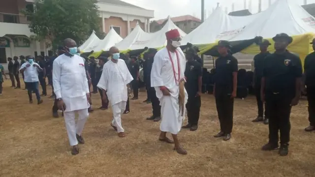 Igwe Nnaemeka Achebe ka ọ na-edu ndị otu nchekwa Onitsha Ado n'iyi ọrụ