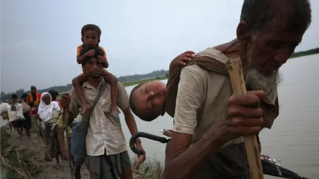 روہنگیا برما سے جان بچا کر فرار ہوتے ہوئے