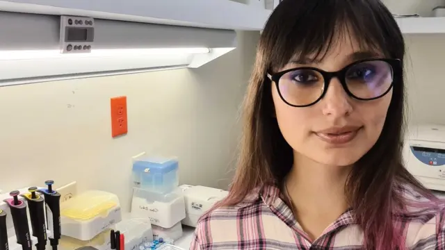 Daniela Robles-Espinoza en su laboratorio