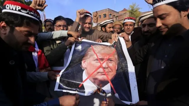 ट्रंप के बयान के विरोध में प्रदर्शन