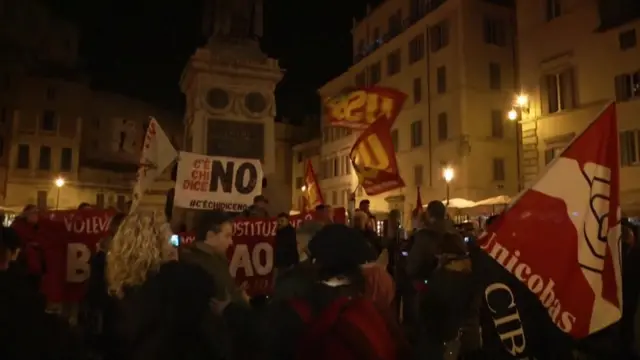 Celebrations in the streets of Rome after Renzi's resignation on 4 December 2016