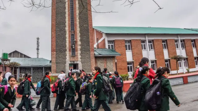 कश्मीर में स्कूली बच्चे