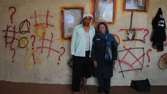 মাদার ক্যাম্পে আসক্ত এক যুবকের সঙ্গে তার মা যিনি পুলিশ বাহিনীতে চাকরি করেন।