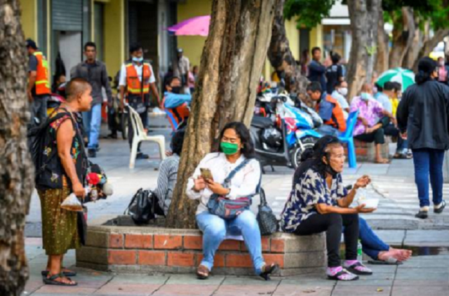 Người Thái thất nghiệp vì Covid ngồi ở một con phố lớn ở Bangkok vào cuối tháng 9 năm 2020