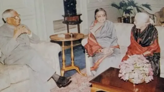 அம்பேத்கர் இறந்த பிறகு வழங்கப்பட்ட பாரத் ரத்னாவை பெற்று கொண்டு குடியரசு மாளிகையில் உரையாடியபோது