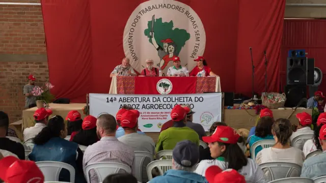 João Pedro Stédile (à esq), coordenador nacional do MST, na abertura da colheita do arroz orgânico