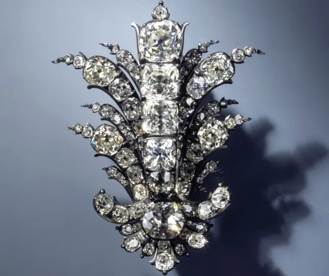Un broche con diamantes.