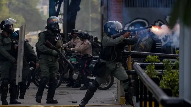 Policía disparando.