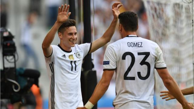 Julian Draxler y Mario Gómez, dos de los goleadores de Alemania.