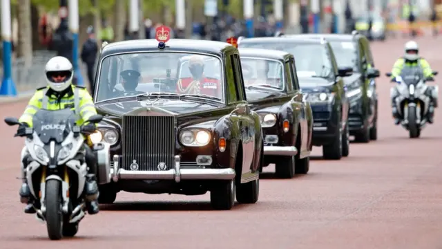 Мотоциклисты, сопровождают машину с королевским флажком