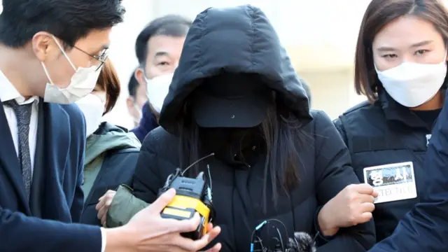 친딸에게 동생을 만들어주고 싶다며 입양한 뒤 학대와 방임을 이어가다 결국 생후 16개월의 입양아를 숨지게 한 혐의를 받는 엄마 장 씨가 지난 11월 11일 서울 양천구 서울남부지방법원에서 열린 영장실질심사를 마치고 이송되고 있다