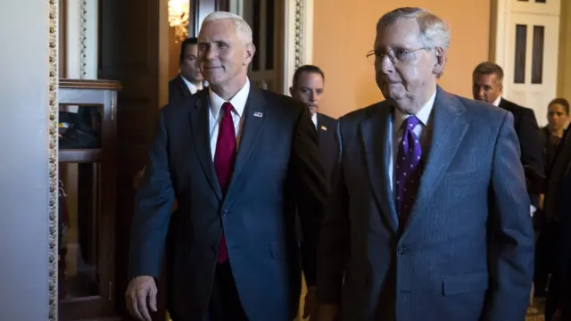 Майк Пенс (слева) и Митч Макконнелл