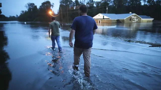 Voluntarios en labores de rescate en Carolina del Norte.
