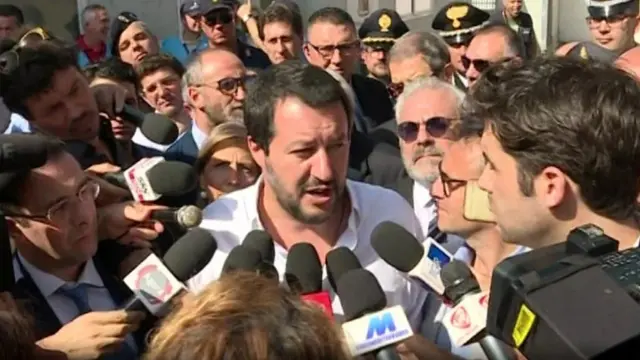 وزير الداخلية الإيطالي في صقلية حيث طالب بترحيل المهاجرني غير المسجلين