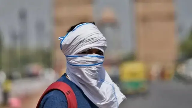 ਗਰਮੀ ਦੀ ਲਹਿਰ ਦਾ ਪਹਿਲਾ ਪੜਾਅ ਅਪ੍ਰੈਲ ਦੇ ਅਖੀਰ ਤੋਂ ਸ਼ੁਰੂ ਹੁੰਦਾ ਹੈ ਅਤੇ ਮਈ ਦੇ ਮਹੀਨੇ ਵਿੱਚ ਸਿਖਰਾਂ 'ਤੇ ਹੁੰਦਾ ਹੈ।