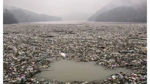 Lago poluído por imensa quantidaderoleta de números de 1 a 20lixo; há tanto lixo que mal dá para ver a água